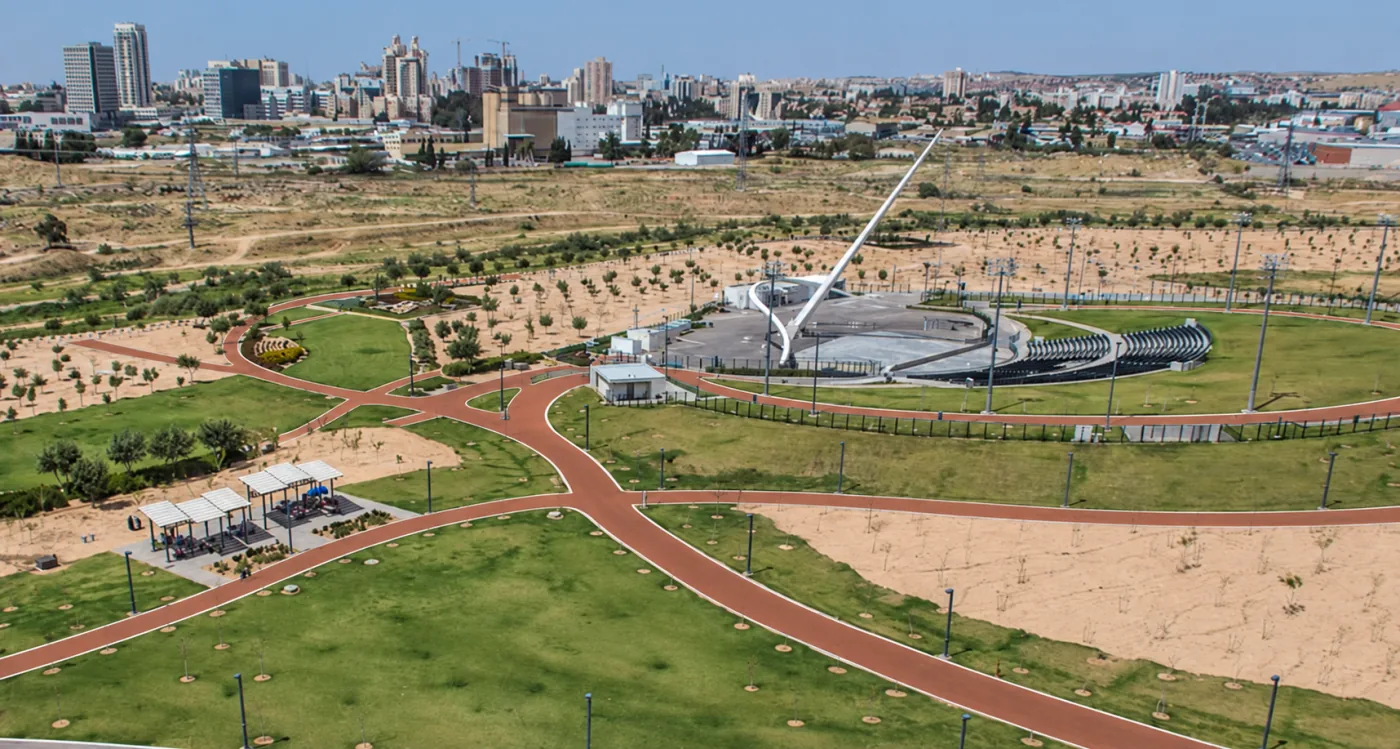 מסלולי הליכה וריצה ומדשאות בפארק נחל באר-שבע